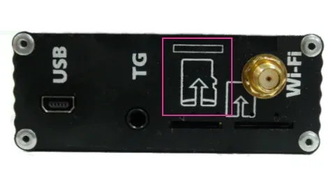Слот microSD-карты на корпусе прибора